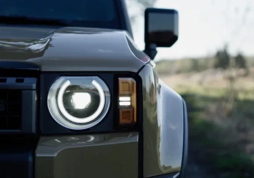 Nowa Toyota Land Cruiser wjeżdża do Polski. Wygląda obłędnie, ale wybór jej wersji to teraz koszmar