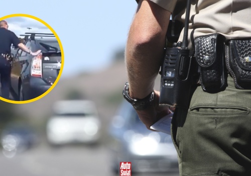 Policjant podchodzi z lewej strony i wykonuje ten gest. W USA to celowy ślad