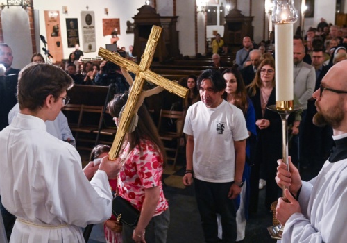 Wolne w Wielki Piątek. Posłowie zabrali głos, a ministerstwo: wolne wszystkie piątki