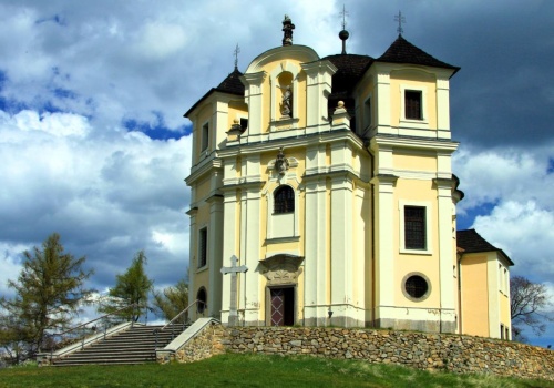 Wygląda jak statek nad drzewami. Powstał wieki temu. 