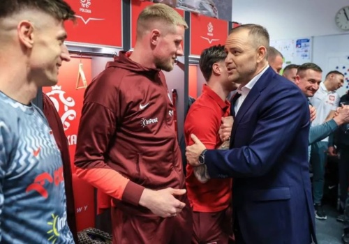 Karol Nawrocki świętuje z kadrą po awansie. Kulisy wizyty prezydenta w szatni Polaków