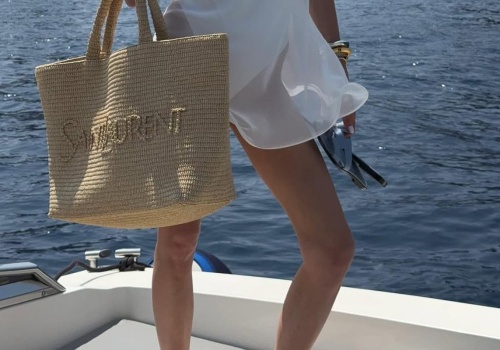 Plecione torebki wyglądają jak dzieło sztuki, są idealne do wiosennych stylizacji. Ta z OCHNIK to nasz typ