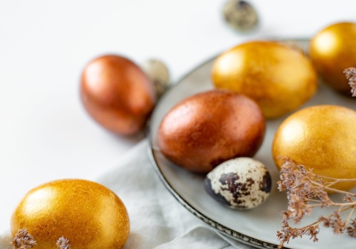 Weź w kuchennej szafki i ugotuj pisanki. Będą miały piękny, złocisty kolor