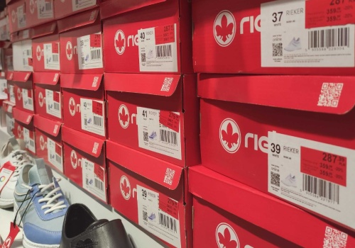 Idealne dla podatnych na otarcia stóp, a eleganckie - to hit z promocji Rieker. Co w CCC?