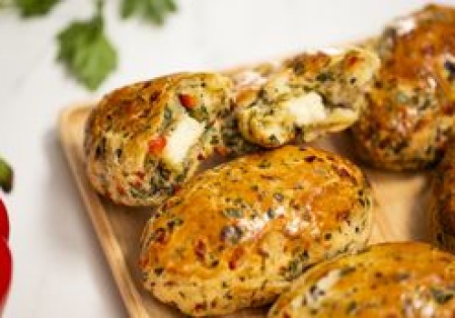 Kolorowe bułeczki z niespodzianką. Tak pyszne, że nawet dzieci skuszą się na dwie