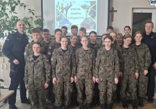 Policjanci w szkolnych ławkach. Mundurowi z Częstochowy uczą przyszłe pokolenie służby