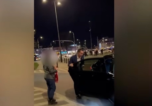 Czyżby Adam Szłapka podwiózł syna na mecz... rządową limuzyną?