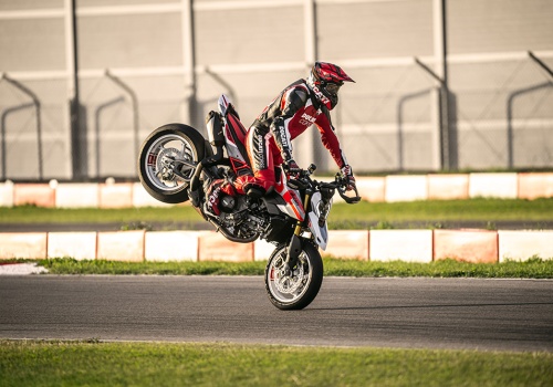 Czy tylny hamulec w motocyklu jest potrzebny? Wielu motocyklistów prawie go nie używa. A ty?