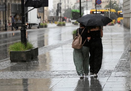 Pogoda podzieli Polskę. Synoptycy IMGW zapowiadają deszcz i burze. W górach spadnie śnieg