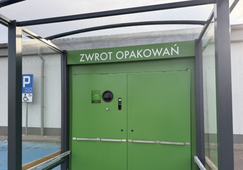 „W niczym nie przeszkadza” vs. „klienci z nas drwili”. Pół roku systemu kaucyjnego