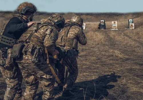 Deportowani z USA Ukraińcy trafiają na front. Media: Do granicy eskortują ich polskie służby