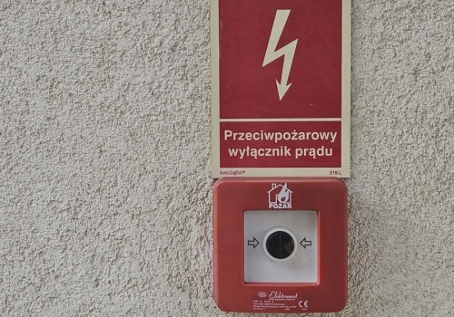 Incydenty na Pietrygi w Koninie. Kto „bawi się” prądem w bloku?
