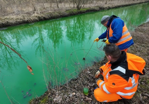 Rzeka w Łodzi przybrała zielony kolor. Wiadomo, kto jest sprawcą