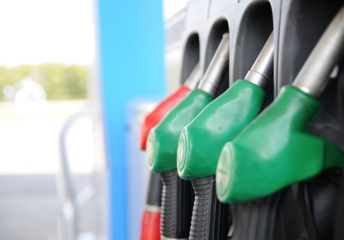 Czy rządowa pomoc cofnie większość marcowego wzrostu cen paliw? Sejm ekspresowo zajmuje się projektami obniżającymi podatki na paliwo