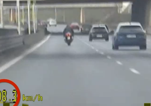 Rażące przekroczenie prędkości na trasie S8 – motocyklista zatrzymany przez policjantów Wydziału Ruchu Drogowego KPP Pruszków