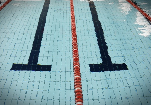 Fekalia w basenie. Pływalnia zamknięta