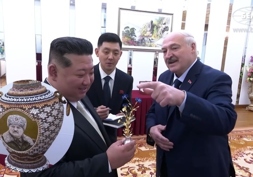 Łukaszenka odwiedził Koreę Północną, Kim Dzong Un dostał w prezencie karabin