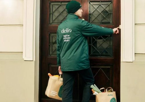 Wielkanoc bez dźwigania. Delio od Żabki chce wygrać na świątecznych zakupach