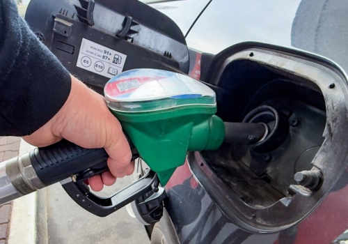 ​KE przymknie oko na obniżony VAT na paliwa? Warszawa na to liczy