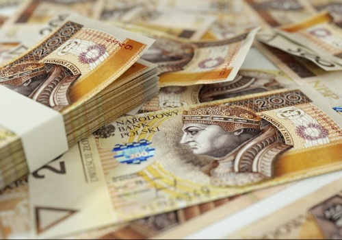 Dolar zyskuje, frank się osłabia. Złoty czeka w korytarzu