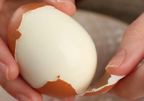 Dodaj łyżeczkę do gotowania jaj. Skorupka ześlizgnie się niemal w całości bez większego wysiłku