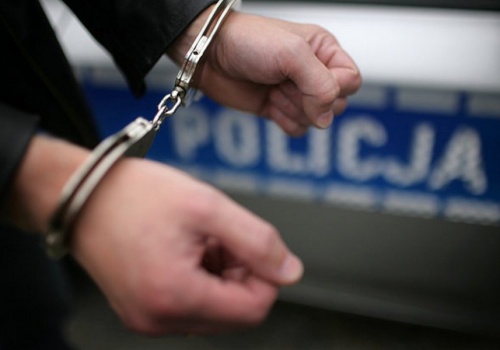 Bił prętem. Zarzuty w sprawie znęcania się nad krowami