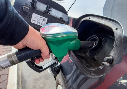 Sejm jednogłośnie zagłosował za obniżeniem akcyzy na paliwa. Kiedy taniej na stacjach?