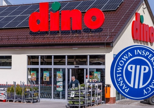 Państwowa Inspekcja Pracy trzepie Dino za łamanie praw pracowniczych, wydano ponad tysiąc decyzji