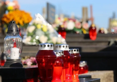 Ktoś kradł znicze z grobu dziecka. Tak zrozpaczona matka namierzyła „hienę cmentarną”