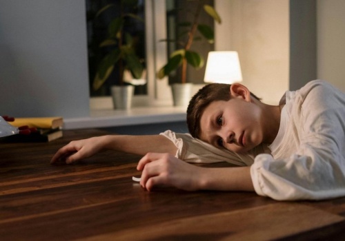 Dziecko cierpi i milczy. Powody, dla których nie mówi o bólu, mogą cię zaskoczyć