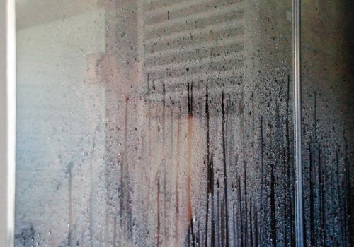 Tak skutecznie pozbędziesz się pary z łazienki. Domowe sposoby, które naprawdę działają