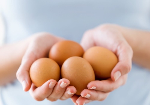 Przez lata straszono jajkami. Dziś wiadomo, kto naprawdę powinien uważać