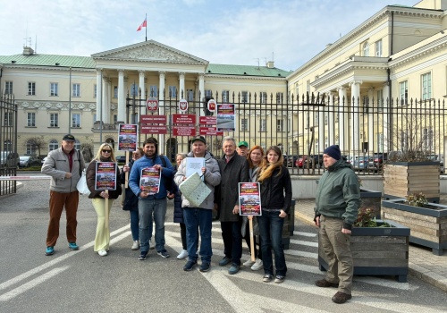 Miesiąc bez parkingu, miesiąc bez dialogu. Prażanie ruszyli pod okna Rafała Trzaskowskiego
