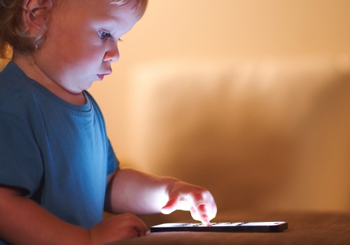 Rząd radzi, ile maksymalnie czasu dziennie mogą spędzać dzieci przed ekranami