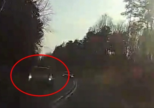 Oto jak doszło do dachowania BMW. Mało brakowało do czołowego zderzenia