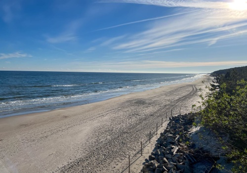 To miejsce nad Bałtykiem wciąż omijają tłumy. Skrywa więcej niż tylko piękną plażę
