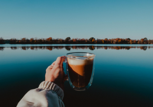 Od Tokio po Mediolan: jak globalne trendy wpływają na ekspresy do kawy