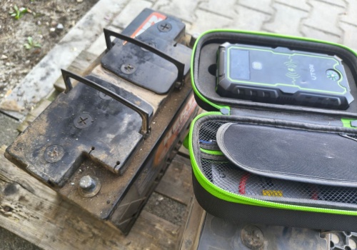 Uważaj przy odpalaniu ciągnika. Głęboko rozładowany akumulator i jump starter to złe połączenie