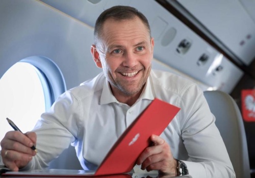 Podpis z odrzutowca. Prezydent Karol Nawrocki zdecydował w sprawie cen paliw