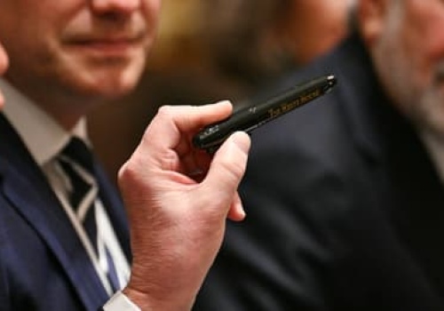 Jak kulawy Kaczor Donald napadł na Iran i podpalił świat