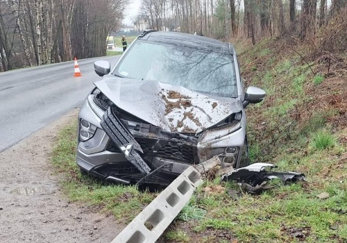 Mitsubishi „ścięło” betonowy słup. Potężna kolizja na drodze powiatowej