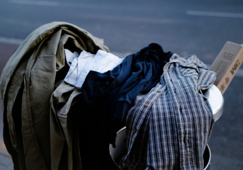 Pożegnaj poliester. Drożdże szyją przyszłość mody taniej niż wełna