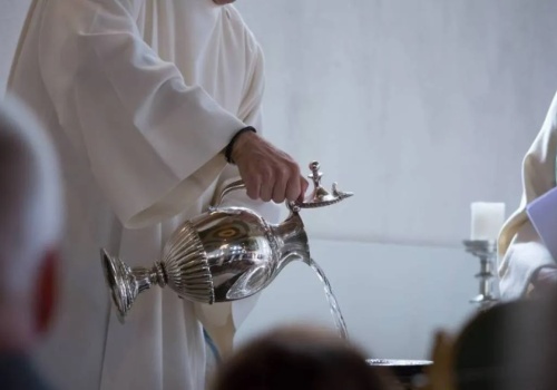 Tysiące dorosłych otrzymają chrzest w Wielką Sobotę. Zaskakujące dane z Francji