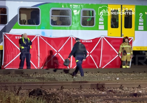 Tragiczny wieczór na kolei.  Nie żyje mężczyzna spod pociągu Kolei Mazowieckich