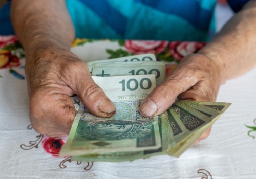 Niższe wypłaty od kwietnia! Nowe wyliczenia ZUS