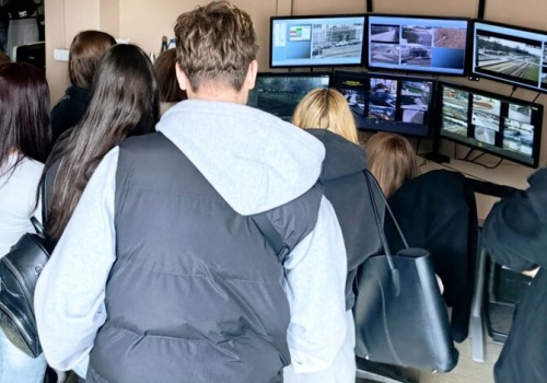 Uczniowie z Kochanowskiego z klasy policyjnej odwiedzili centrum miejskiego monitoringu w Straży Miejskiej