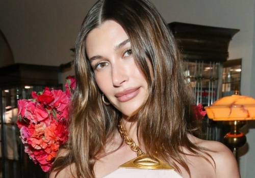 Zaskakujący trend w manicure. Mocny kolor wraca do łask