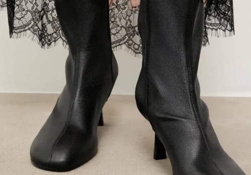 Botki z kwadratowym noskiem na wyprzedaży - skórzany model już nie 689 zł, a 299 zł