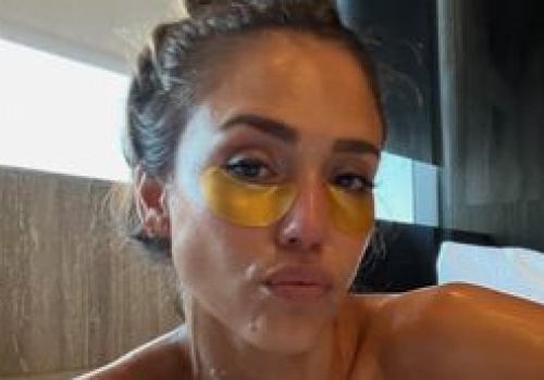 Zakryta jedynie bąbelkami Jessica Alba pozuje... W WANNIE (FOTO)