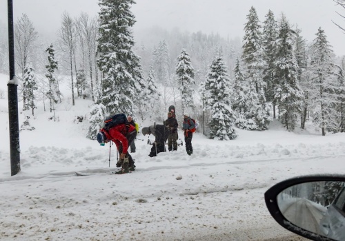 W Tatrach obowiązuje trzeci stopień zagrożenia lawinowego – alarmuje TOPR